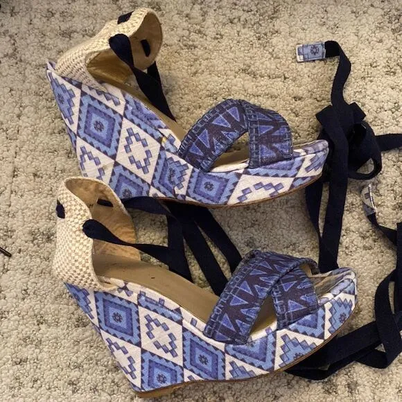💙 Theodora Callum Biarritz Holiday Wedges in Blue and White