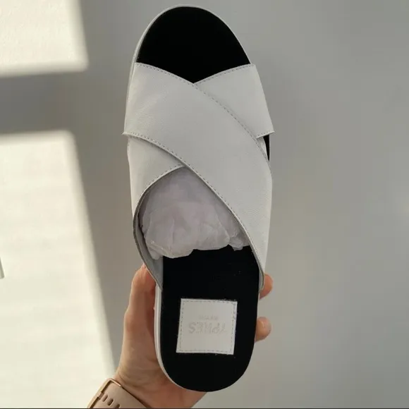 ACNE STUDIOS ?? New white basic criss cross open toe slippers