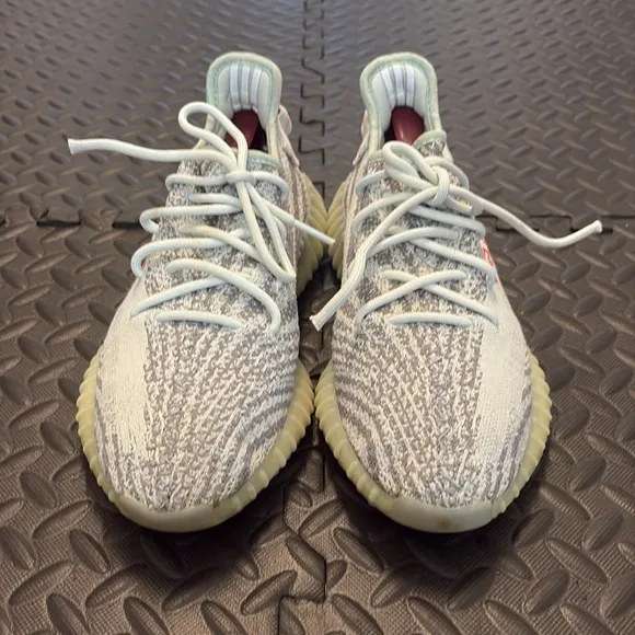 Adidas Yeezy Boost 350 V2 Men’s Gray and White sneakers size 9.5