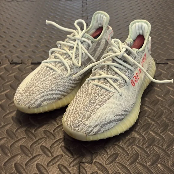Adidas Yeezy Boost 350 V2 Men’s Gray and White sneakers size 9.5