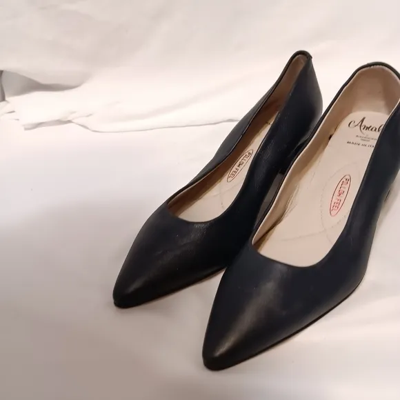 Amalfi by Rangoni Women’s Shoes Navy Blue Pointed Toes Block Heels Size 4.5