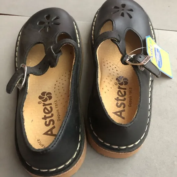 Aster Navy blue children’s shoe. New w tag.
