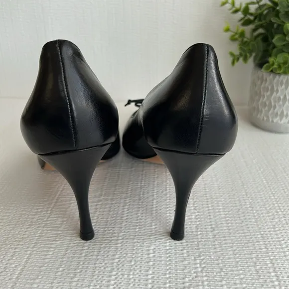Authentic Gucci pointed toe Black Leather Women's Heels