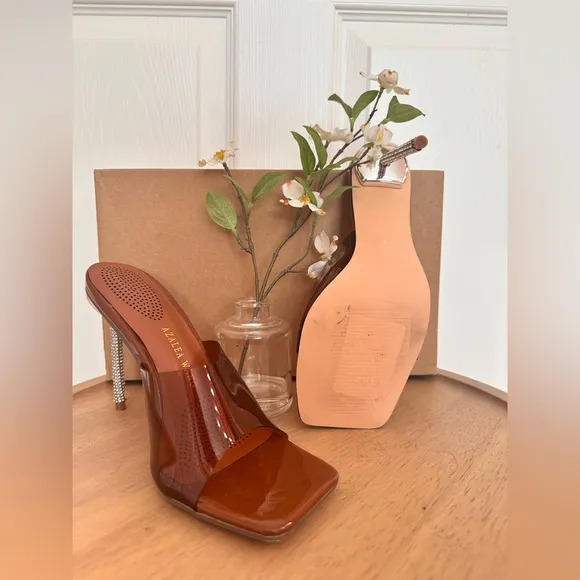 AZALEA WANG ~ Fashionably Elegant and Sophisticated Brown Mules size 6.5