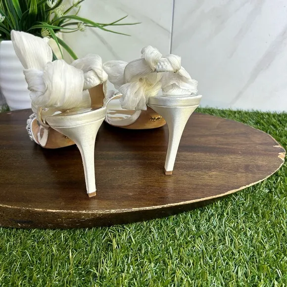 Badgley Mischka Bobbie heeled white Sandals size 8