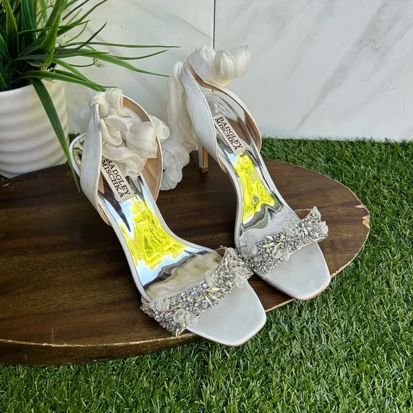 Badgley Mischka Bobbie heeled white Sandals size 8