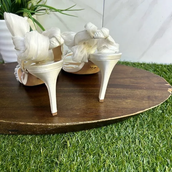 Badgley Mischka Bobbie heeled white Sandals size 8