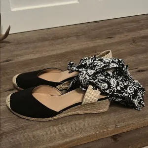 Bandolino Black and Cream Espadrille Wedge Sandals, size 10