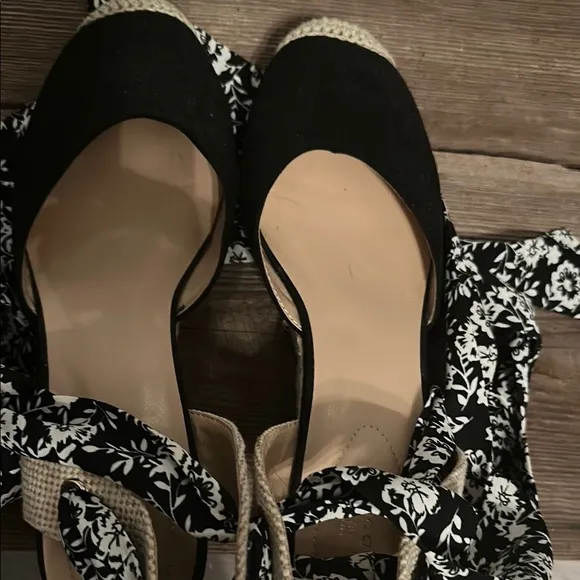 Bandolino Black and Cream Espadrille Wedge Sandals, size 10