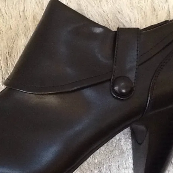 Bass Black Cuff Ankle Bootie NWOT Sz 7