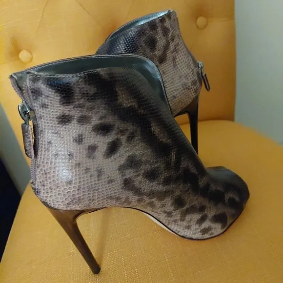 BCBGMAXAZRIA Durres Taupe Snakeskin Printed Leather Boots Booties Shoes Size 7