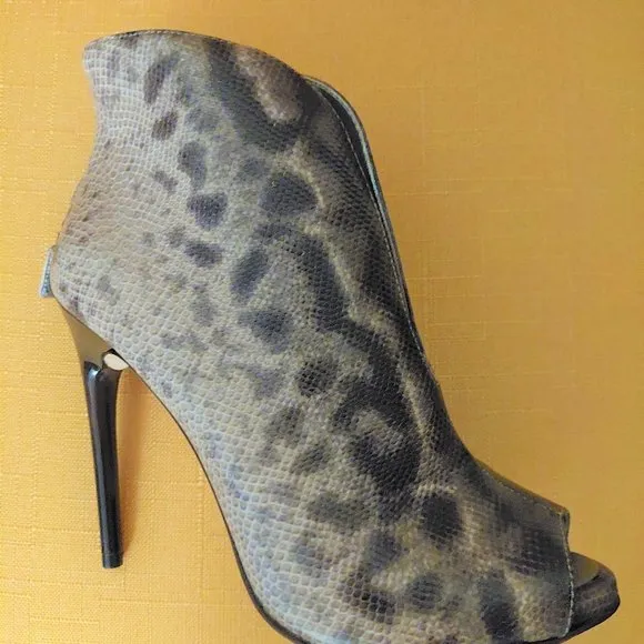 BCBGMAXAZRIA Durres Taupe Snakeskin Printed Leather Boots Booties Shoes Size 7