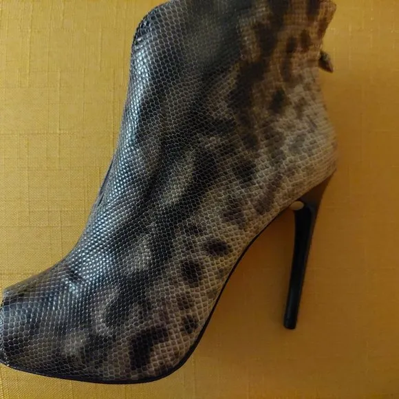 BCBGMAXAZRIA Durres Taupe Snakeskin Printed Leather Boots Booties Shoes Size 7