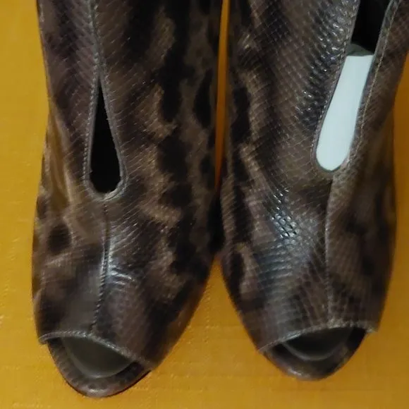 BCBGMAXAZRIA Durres Taupe Snakeskin Printed Leather Boots Booties Shoes Size 7