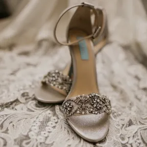 Betsey Johnson Wedding Shoes Size 8 Bridal Rhinestone Pearl Embellished Gemstone