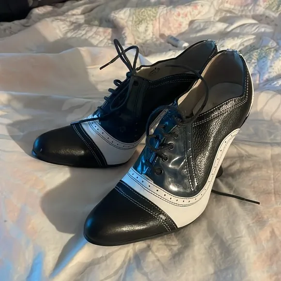 Black Leather Shoes with Gold Logo Detail Specters