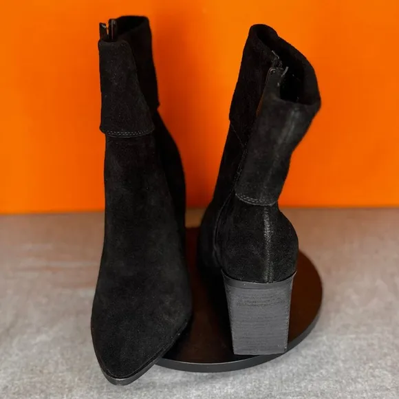Blondo Sidnee Black Suede Rolled Zip Heel Bootie Size 8.5150