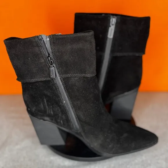 Blondo Sidnee Black Suede Rolled Zip Heel Bootie Size 8.5150