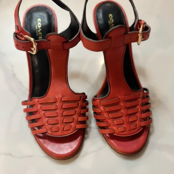 COACH Elegant leather Rust color Heels. In EUC. Size 9