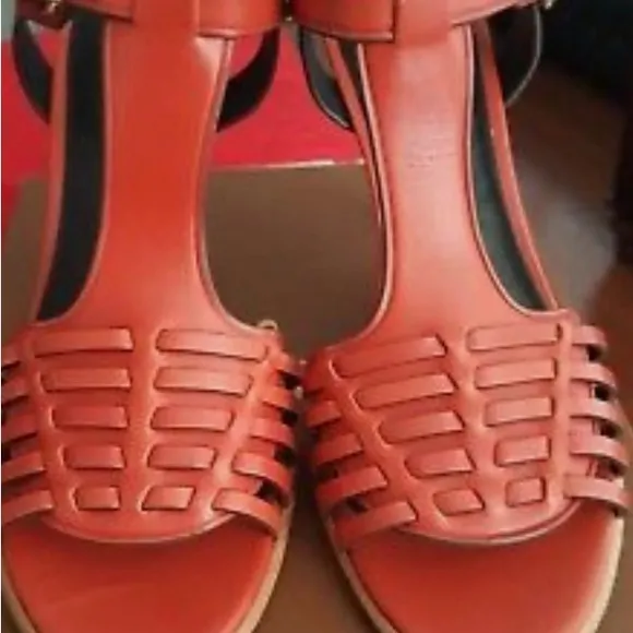 COACH Elegant leather Rust color Heels. In EUC. Size 9