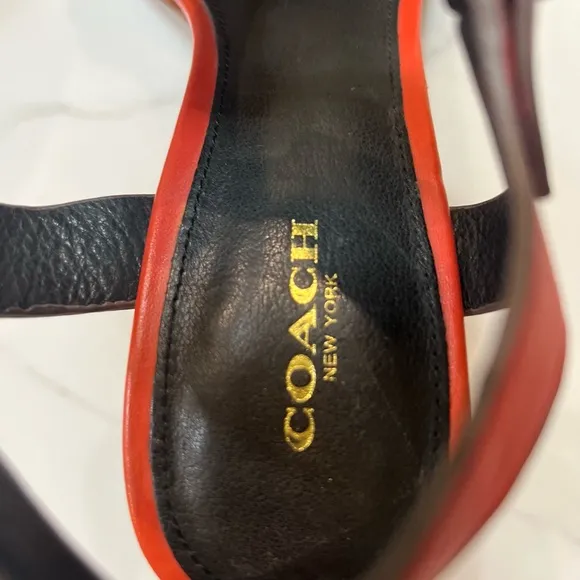 COACH Elegant leather Rust color Heels. In EUC. Size 9