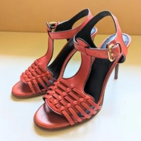 COACH Elegant leather Rust color Heels. In EUC. Size 9