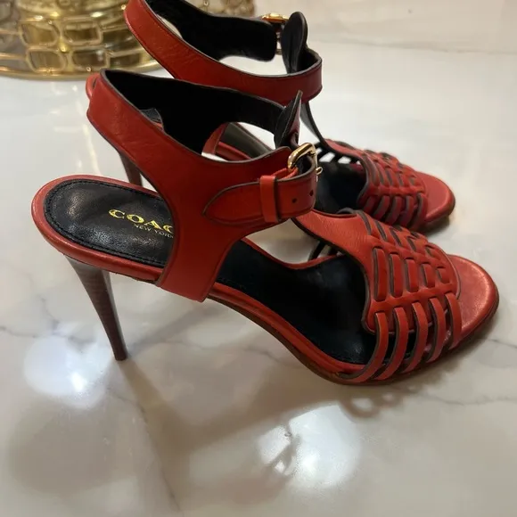 COACH Elegant leather Rust color Heels. In EUC. Size 9