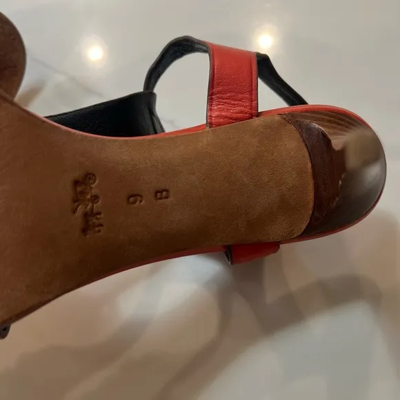 COACH Elegant leather Rust color Heels. In EUC. Size 9