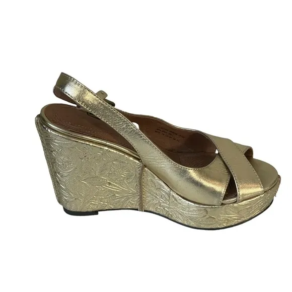 Corso Como Gold Metallic Floral Tooled Leather Wedge Slingback Heel Sandal 6.5 M