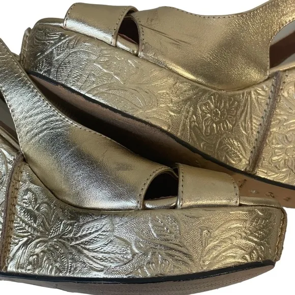 Corso Como Gold Metallic Floral Tooled Leather Wedge Slingback Heel Sandal 6.5 M