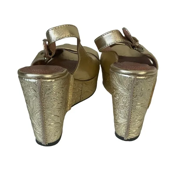 Corso Como Gold Metallic Floral Tooled Leather Wedge Slingback Heel Sandal 6.5 M