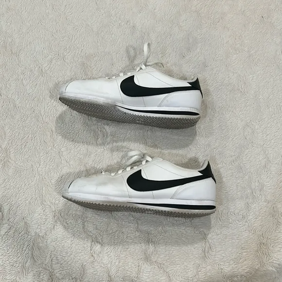 Cortez ‘72 White w/Black Swoosh Nike Shoes