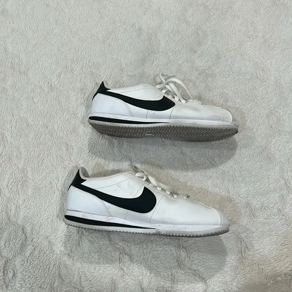 Cortez ‘72 White w/Black Swoosh Nike Shoes