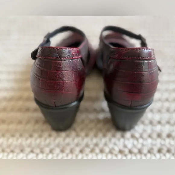 DANSKO Roxy Burgundy Croc Embossed MaryJane Women’s Size 39 EU Classic Elegant