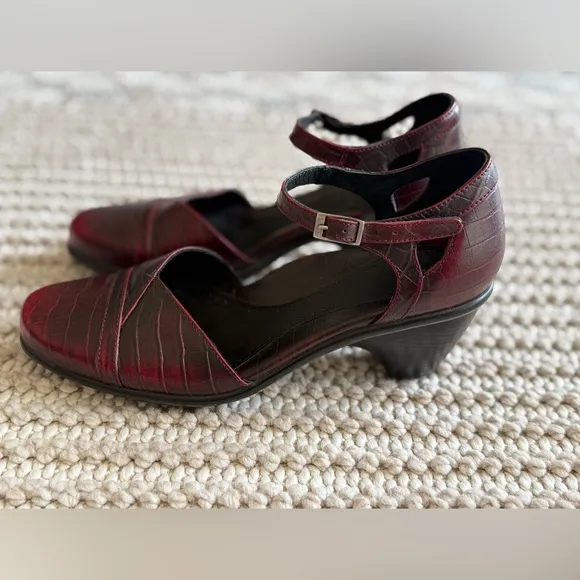 DANSKO Roxy Burgundy Croc Embossed MaryJane Women’s Size 39 EU Classic Elegant