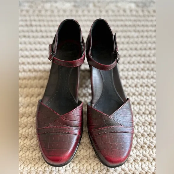 DANSKO Roxy Burgundy Croc Embossed MaryJane Women’s Size 39 EU Classic Elegant