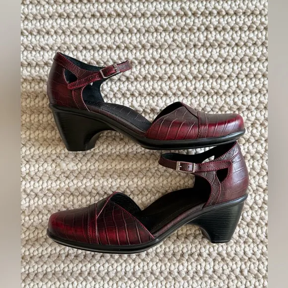 DANSKO Roxy Burgundy Croc Embossed MaryJane Women’s Size 39 EU Classic Elegant