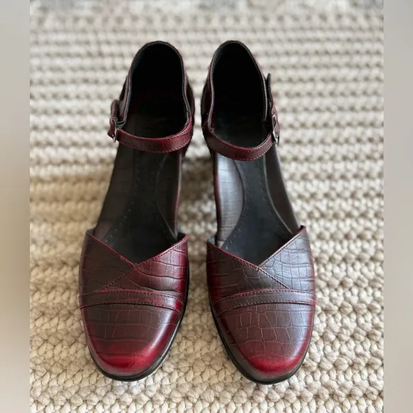 DANSKO Roxy Burgundy Croc Embossed MaryJane Women’s Size 39 EU Classic Elegant