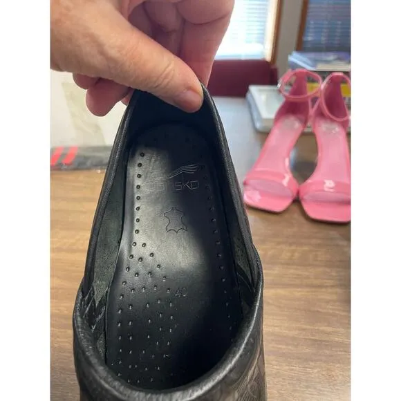 Dansko XP 2.0 Black Tooled Leather Clogs - Size EU 40 / US 9.5-10 Slip-Resistant