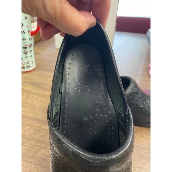 Dansko XP 2.0 Black Tooled Leather Clogs - Size EU 40 / US 9.5-10 Slip-Resistant