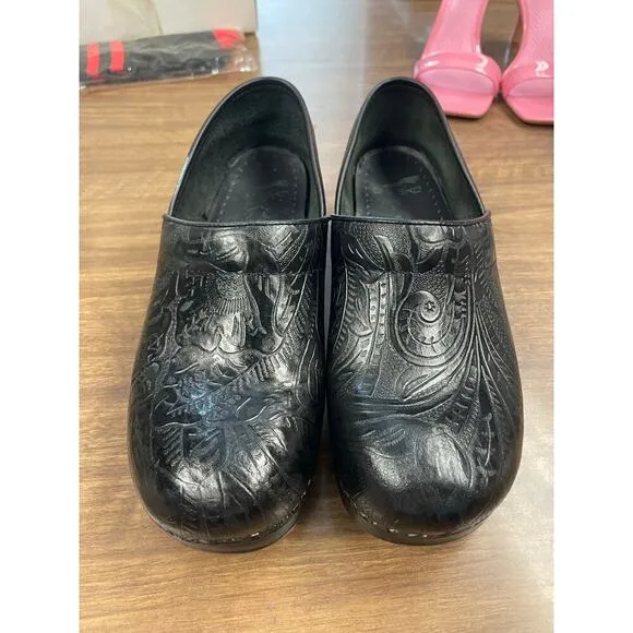Dansko XP 2.0 Black Tooled Leather Clogs - Size EU 40 / US 9.5-10 Slip-Resistant