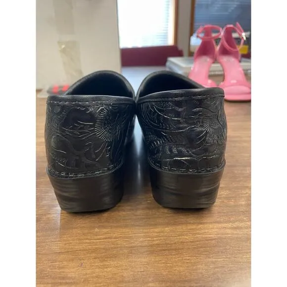 Dansko XP 2.0 Black Tooled Leather Clogs - Size EU 40 / US 9.5-10 Slip-Resistant
