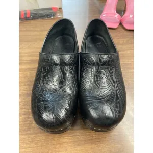 Dansko XP 2.0 Black Tooled Leather Clogs - Size EU 40 / US 9.5-10 Slip-Resistant