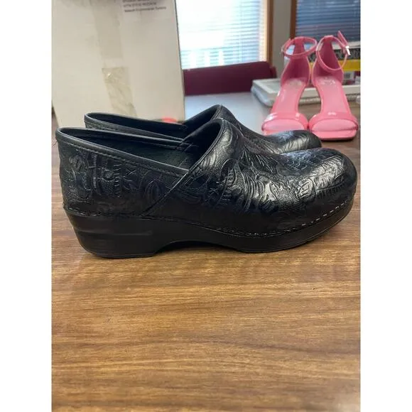 Dansko XP 2.0 Black Tooled Leather Clogs - Size EU 40 / US 9.5-10 Slip-Resistant