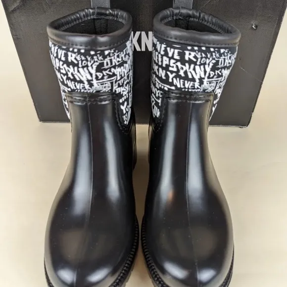 DKNY Womens Rainy Ankle Logo Boots Shoes Size 9