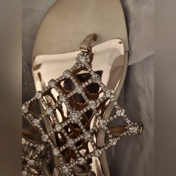Elegant BADGLEY MISCHKA Diamond Ivory, ankle strap Sandals, 9 US Mirror footbed