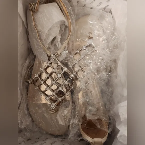 Elegant BADGLEY MISCHKA Diamond Ivory, ankle strap Sandals, 9 US Mirror footbed