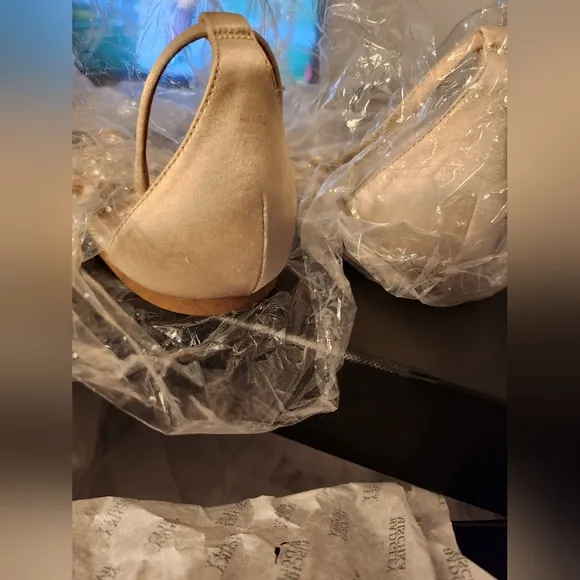 Elegant BADGLEY MISCHKA Diamond Ivory, ankle strap Sandals, 9 US Mirror footbed