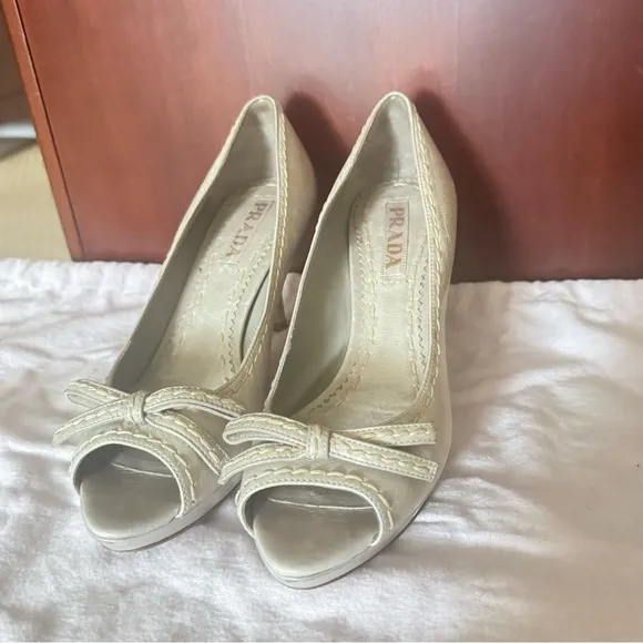 Elegant Prada grey Peep-Toe Heels