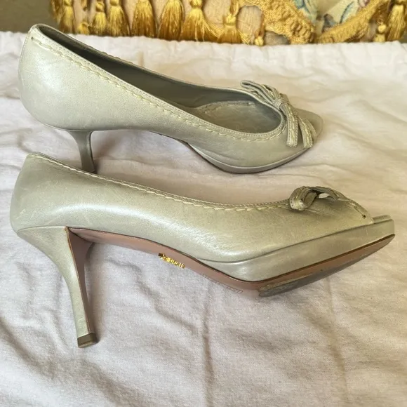 Elegant Prada grey Peep-Toe Heels